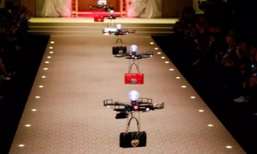 無人機(jī)拎包走秀